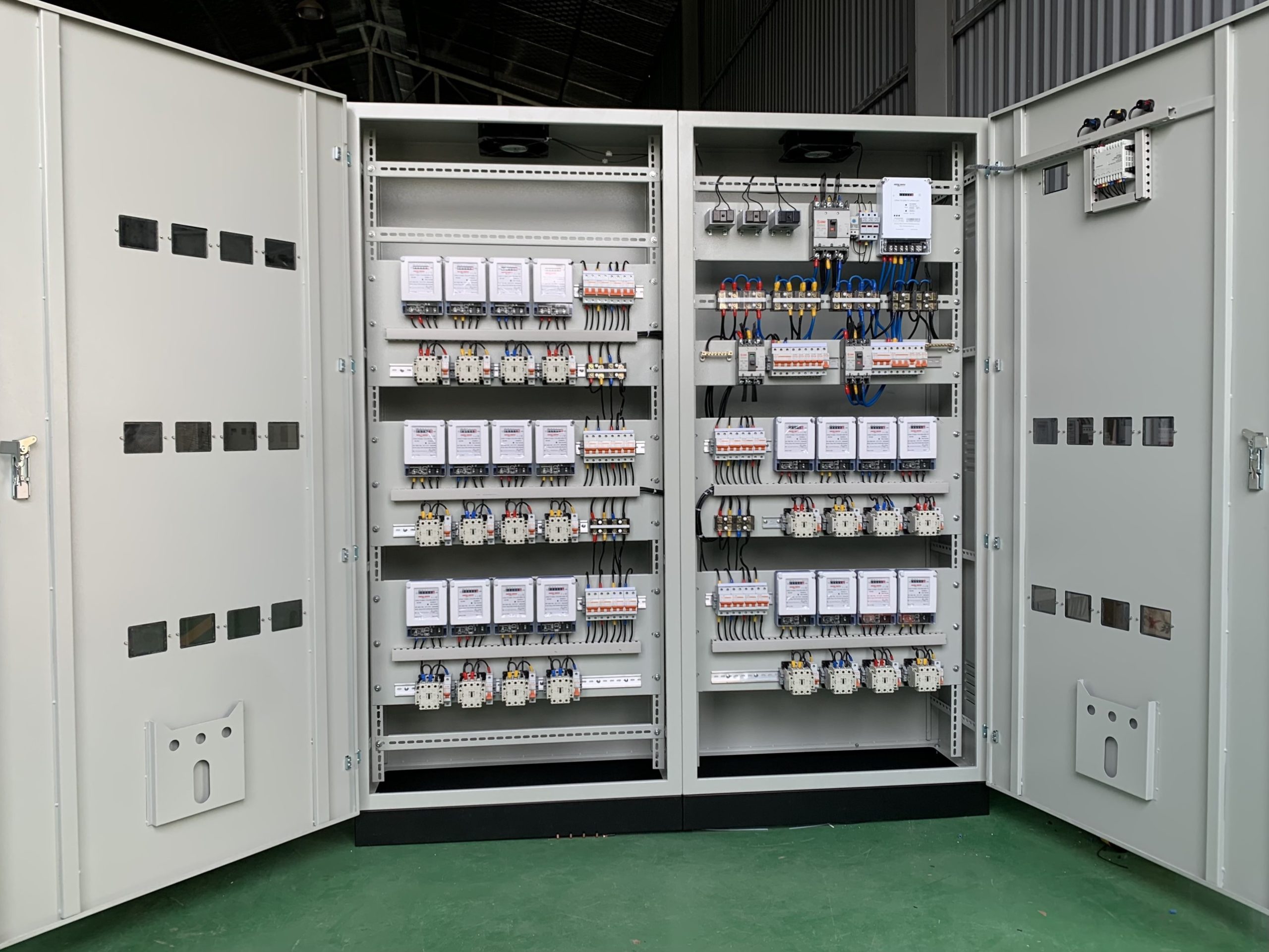 Phân biệt thiết bị điện công nghiệp và thiết bị điện dân dụng